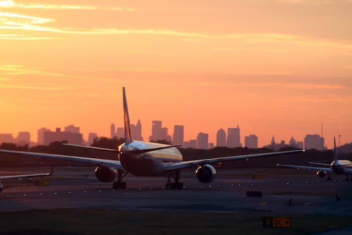 Pick up drop off car service to laguardia airport